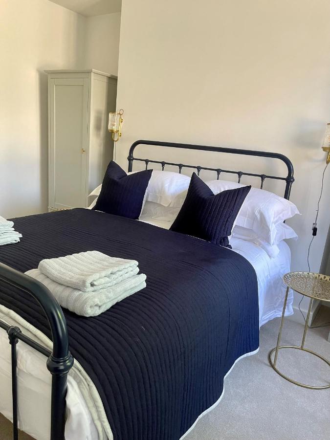 Seaview Flat With Balcony, Spacious 2 Bedroom رذينج المظهر الخارجي الصورة