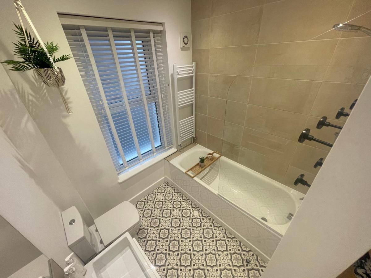 Seaview Flat With Balcony, Spacious 2 Bedroom رذينج المظهر الخارجي الصورة