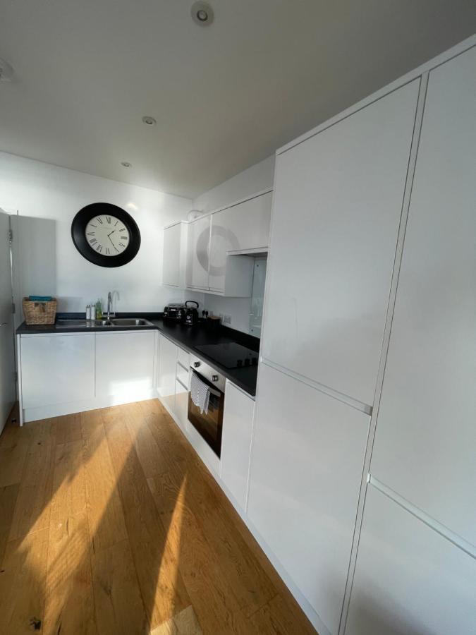Seaview Flat With Balcony, Spacious 2 Bedroom رذينج المظهر الخارجي الصورة